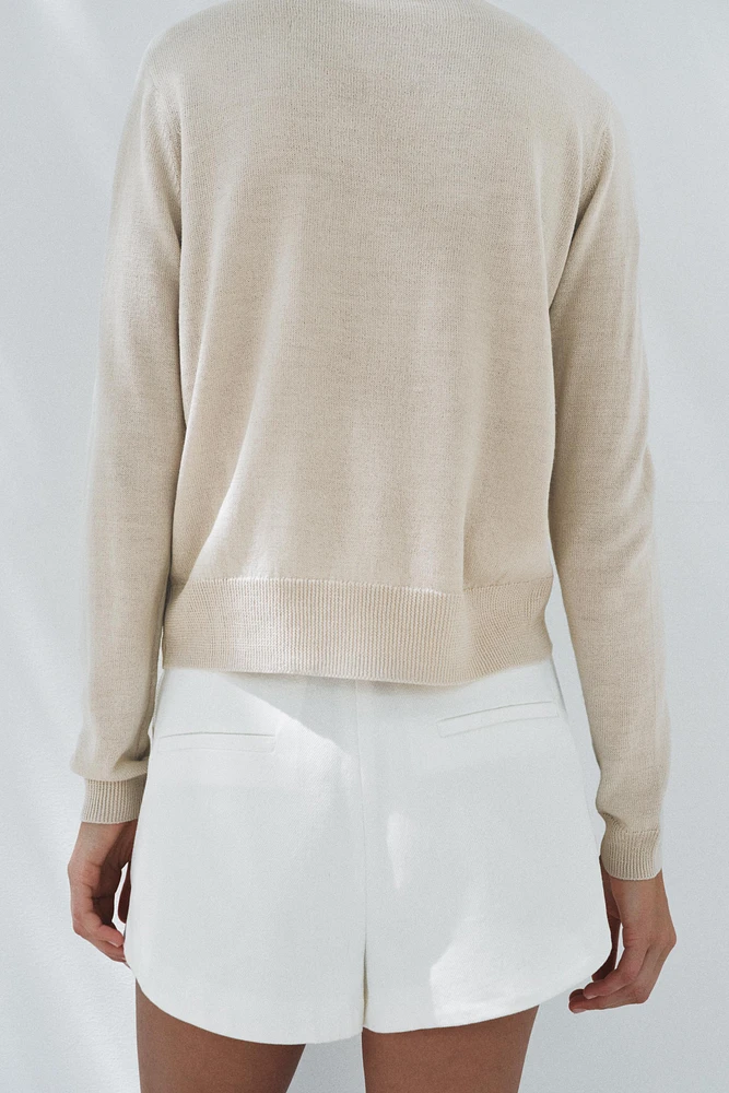 PULL EN MAILLE UNIE AVEC LAINE