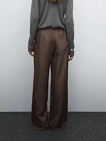 Flowing trousers with a satin finish