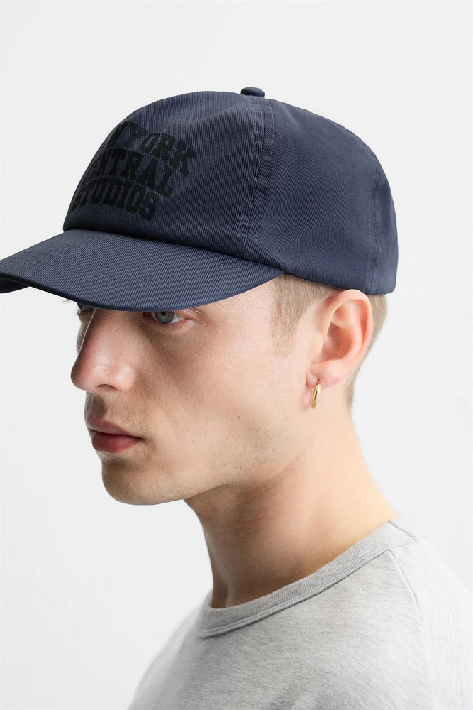 CASQUETTE À VISIÈRE PLATE IMPRIMÉE