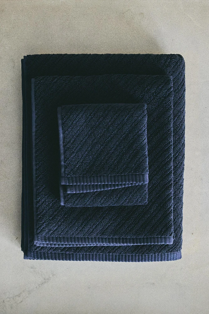 DIAGONAL TEXTURED BATH TOWEL
