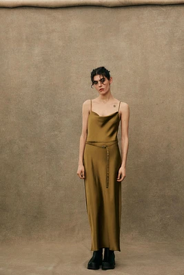 ROBE MI-LONGUE SATINÉE AVEC CEINTURE