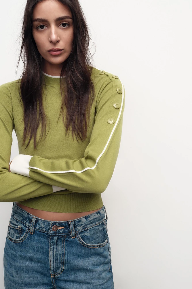 PULL À BOUTONS AUX ÉPAULES