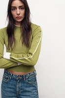 PULL À BOUTONS AUX ÉPAULES