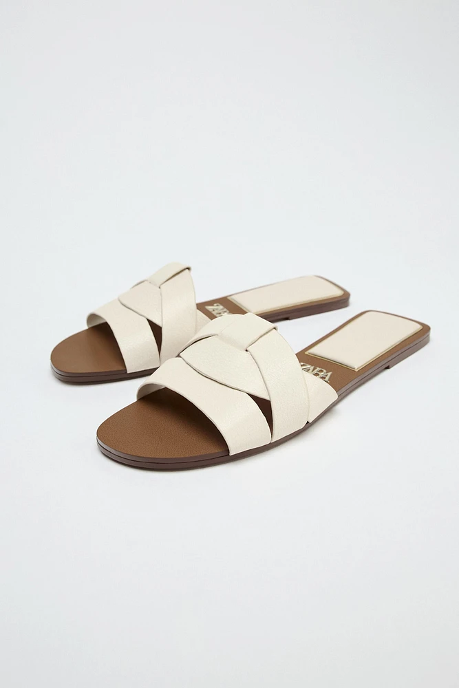 SANDALES PLATES EN CUIR CROISÉES