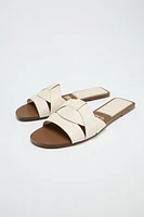 SANDALES PLATES EN CUIR CROISÉES