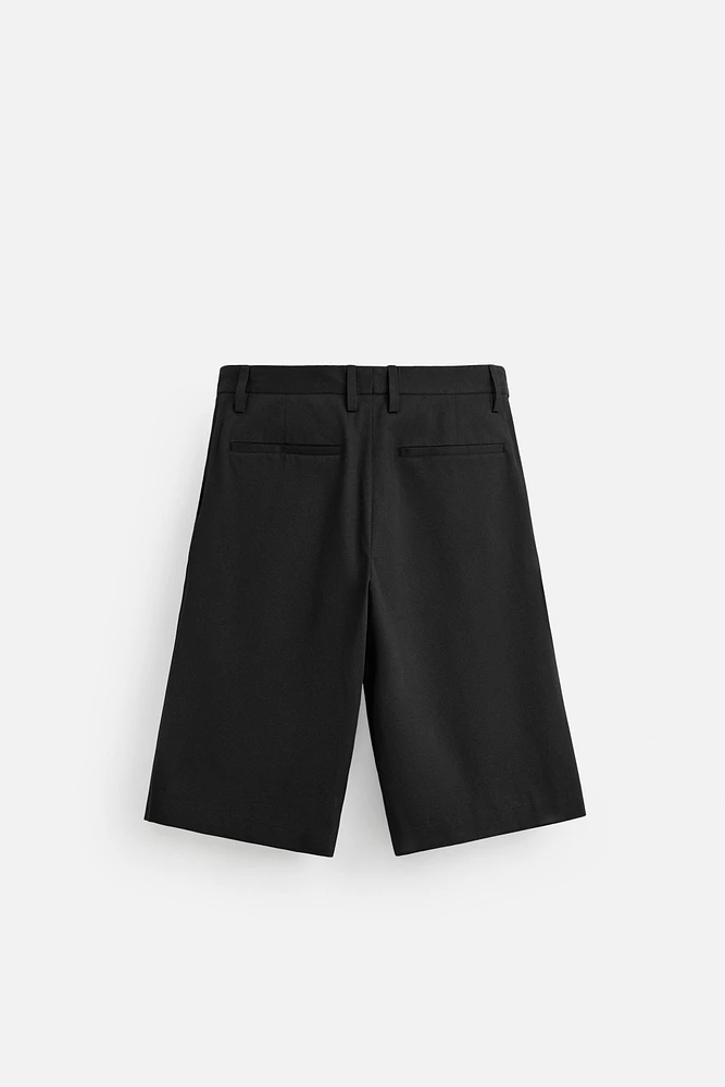 BERMUDA À PLIS ET CEINTURE
