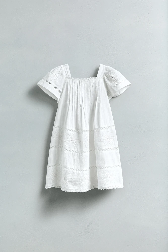 ROBE À ENTRE-DEUX BRODÉS