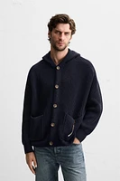 GILET EN MAILLE PERLÉE AVEC CAPUCHE