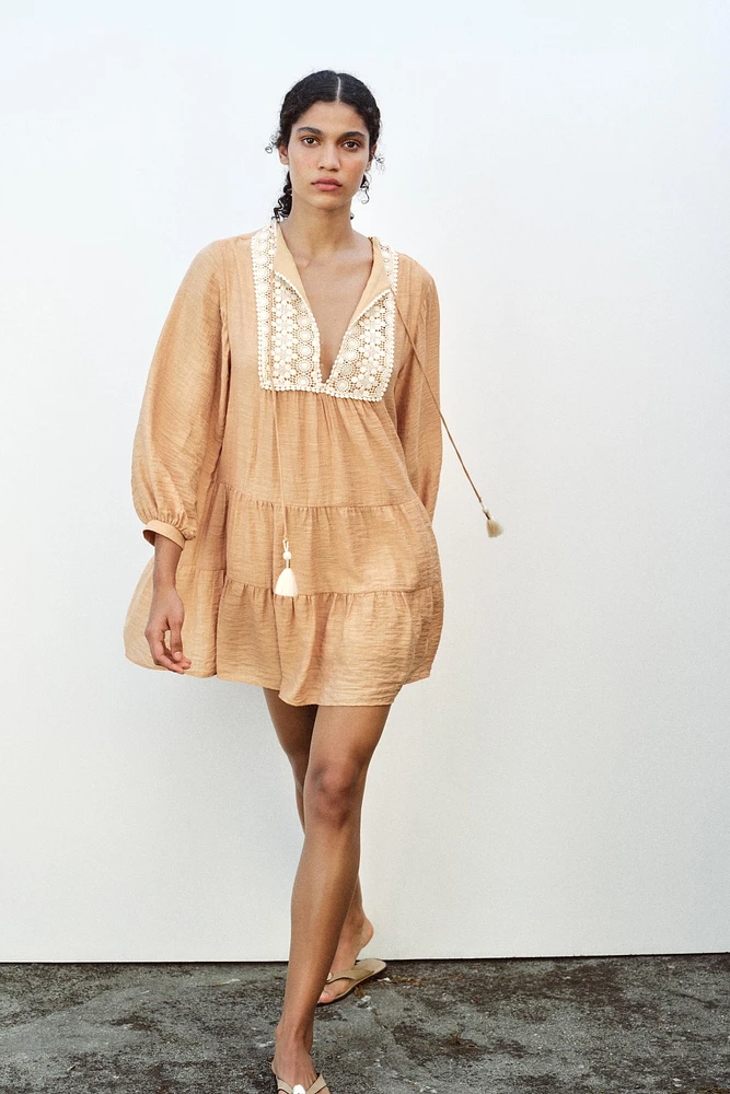 ROBE COURTE BRODÉE SUR LA POITRINE
