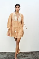 ROBE COURTE BRODÉE SUR LA POITRINE