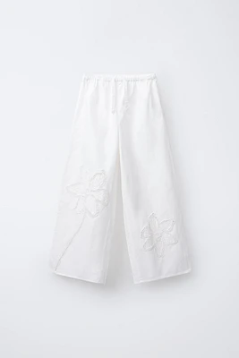 PANTALON DROIT À FLEURS BRODÉES