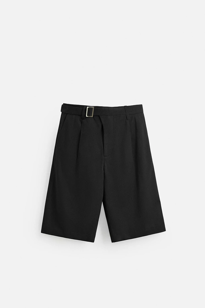 BERMUDA À PLIS ET CEINTURE