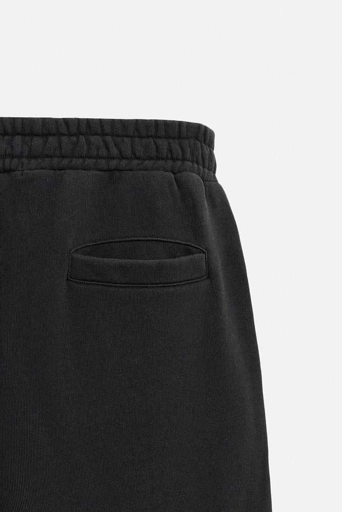 PANTALON DE JOGGING DÉLAVÉ À PLIS