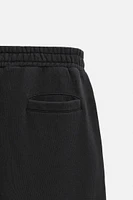 PANTALON DE JOGGING DÉLAVÉ À PLIS