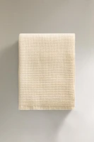 WAFFLE-TEXTURE BLANKET