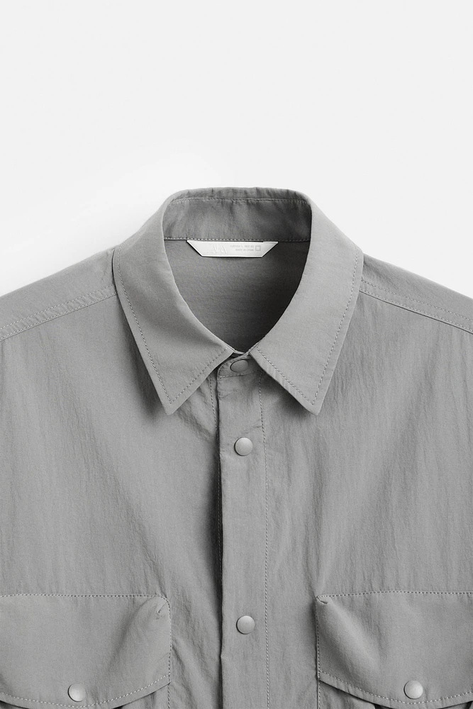 CHEMISE FLUIDE À POCHES UTILITAIRES