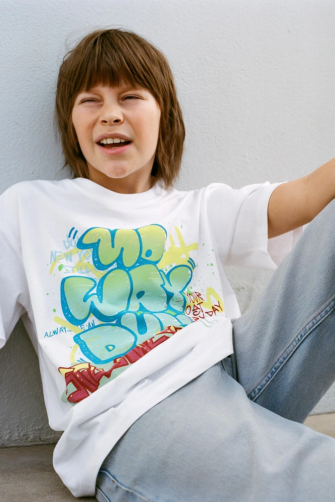 T-SHIRT IMPRIMÉ GRAFFITI
