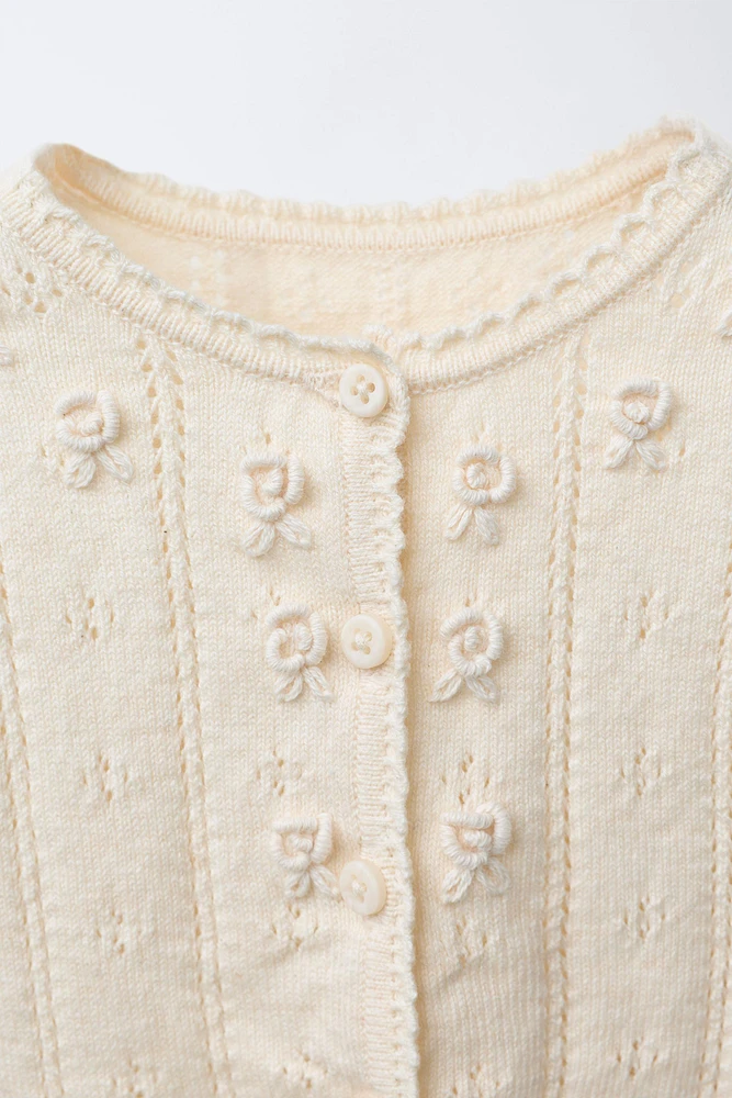 GILET EN MAILLE AJOURÉE ET BRODÉE