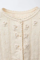 GILET EN MAILLE AJOURÉE ET BRODÉE