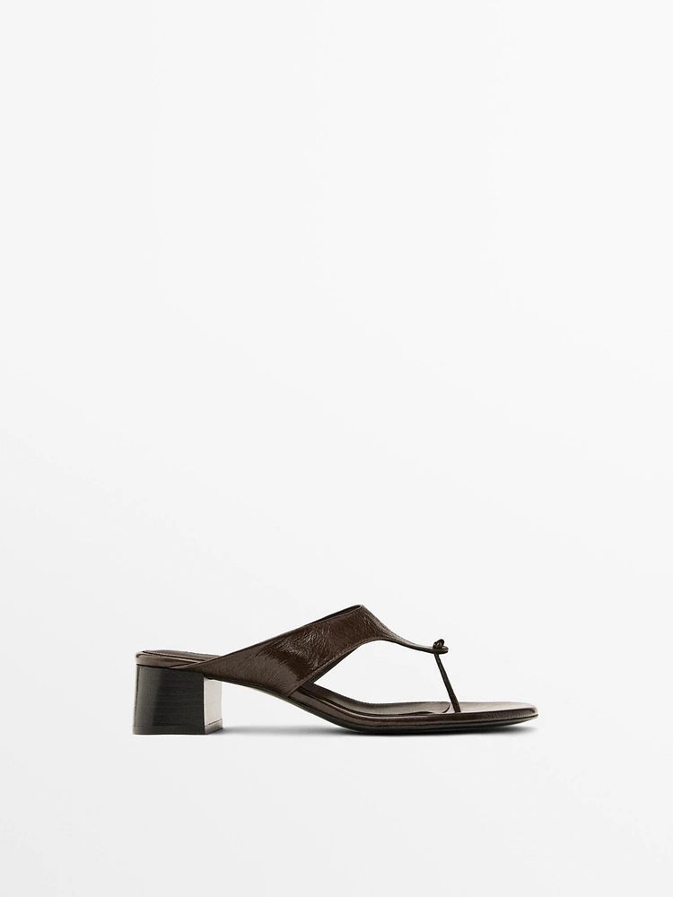 Heeled sandals with toe divider