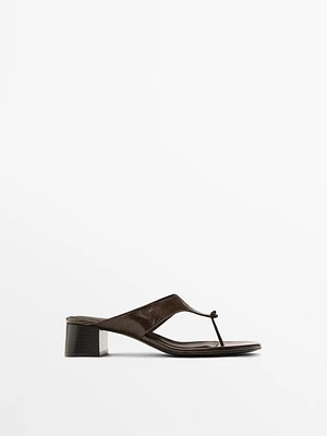 Heeled sandals with toe divider