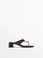 Heeled sandals with toe divider