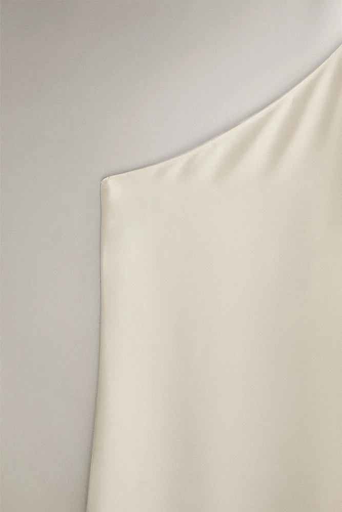 CAPE SATIN ASYMÉTRIQUE