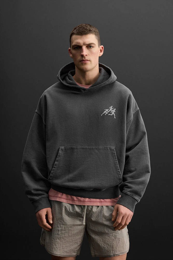 SWEAT À CAPUCHE IMPRIMÉ