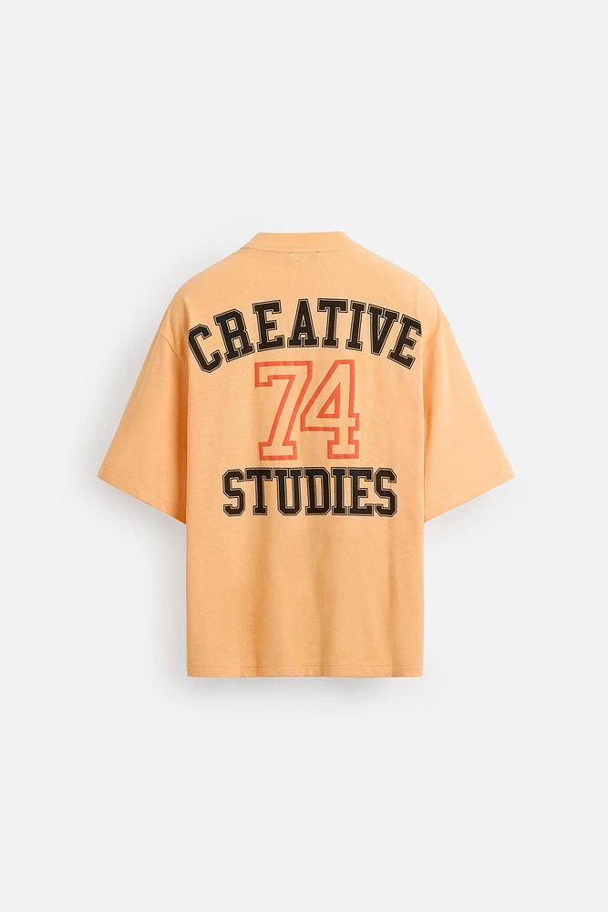 T-SHIRT À IMPRIMÉ STYLE UNIVERSITAIRE