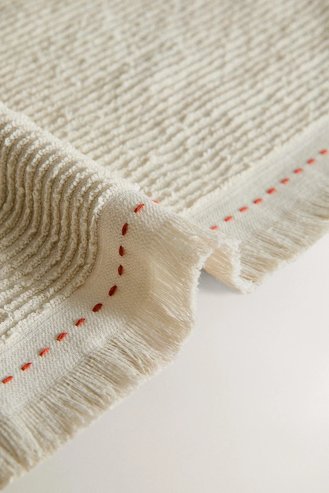 TEXTURED COTTON BATH TOWEL