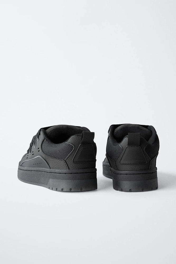 SKATE SNEAKERS