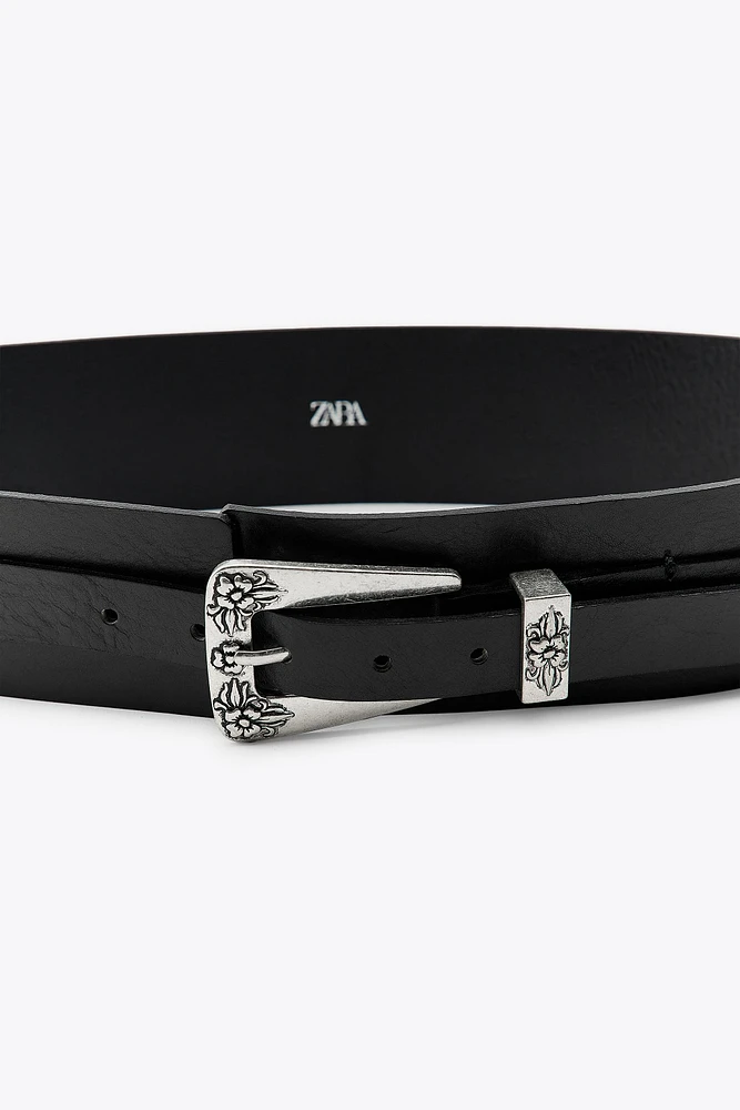CEINTURE EN CUIR AVEC PIÈCES MÉTALLIQUES