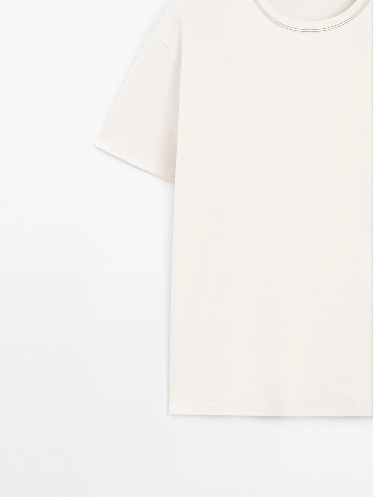 Short-sleeve T-shirt with contrast topstitching