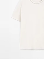 Short-sleeve T-shirt with contrast topstitching