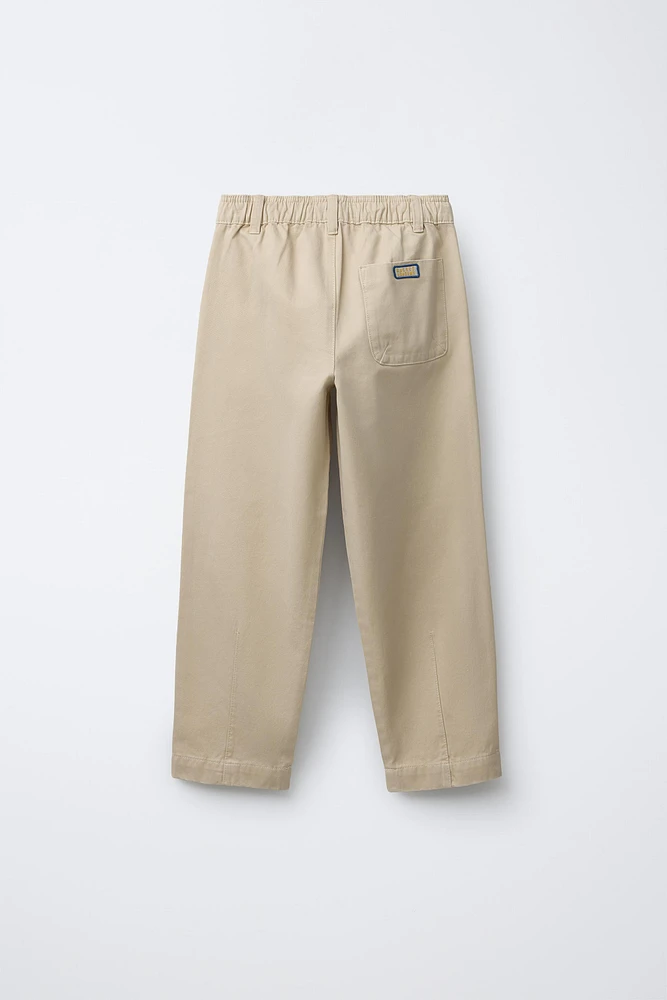 PANTALON COUPE CAROTTE À POCHES