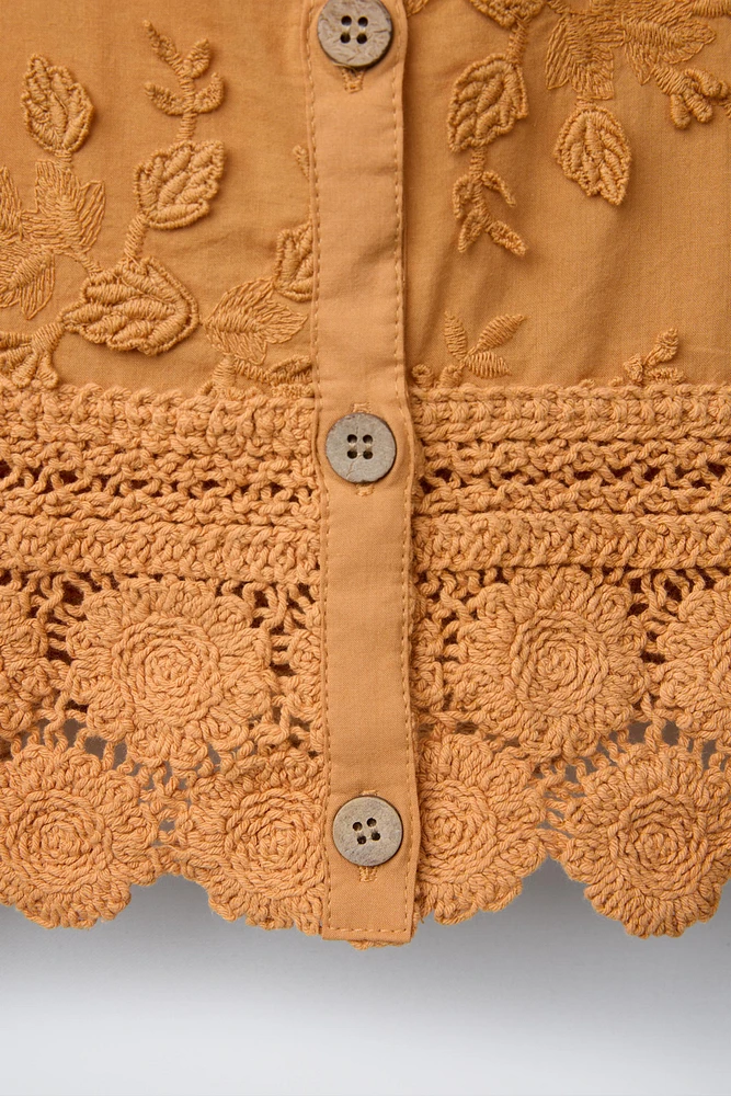 TOP À FEUILLES BRODÉES AU CROCHET