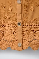 TOP À FEUILLES BRODÉES AU CROCHET