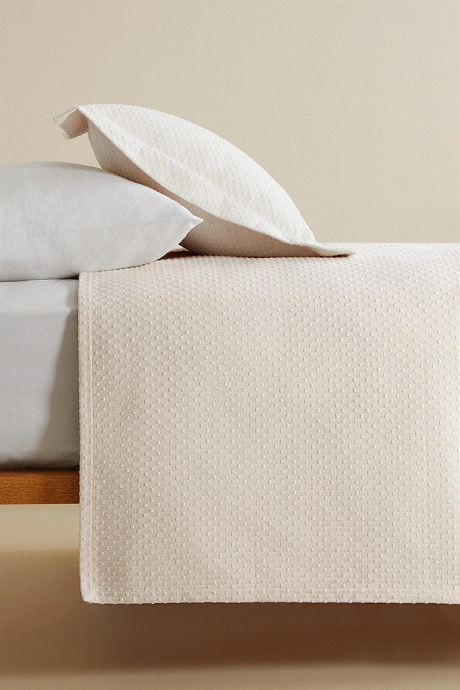 BEDSPREAD WITH POLKA DOT DESIGN
