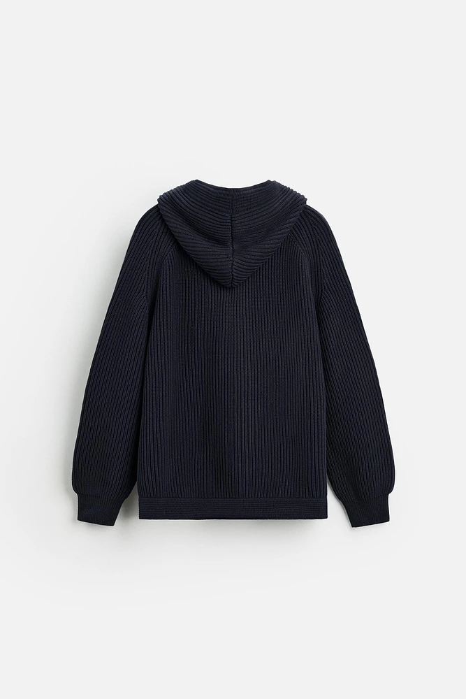 GILET EN MAILLE PERLÉE AVEC CAPUCHE