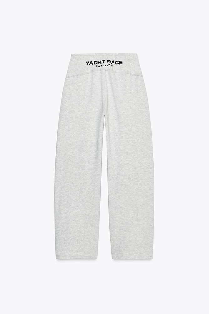 PANTALON EN MOLLETON À INSCRIPTION