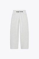 PANTALON EN MOLLETON À INSCRIPTION