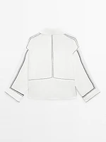 Loose-fitting blouse with contrast details