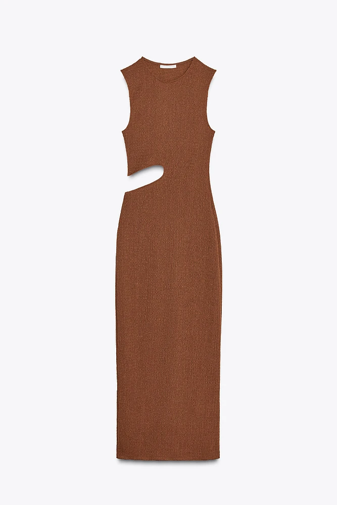 ROBE LONGUE À TEXTURE ET DÉTAIL AJOURÉ