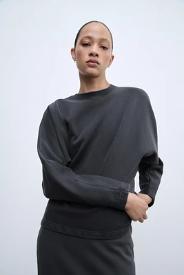 FITTED LONG SLEEVE SWEATSHIRT