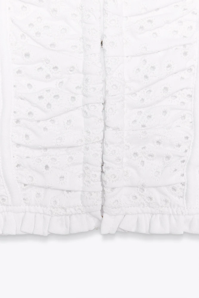 TOP AVEC BRODERIES PERFORÉES