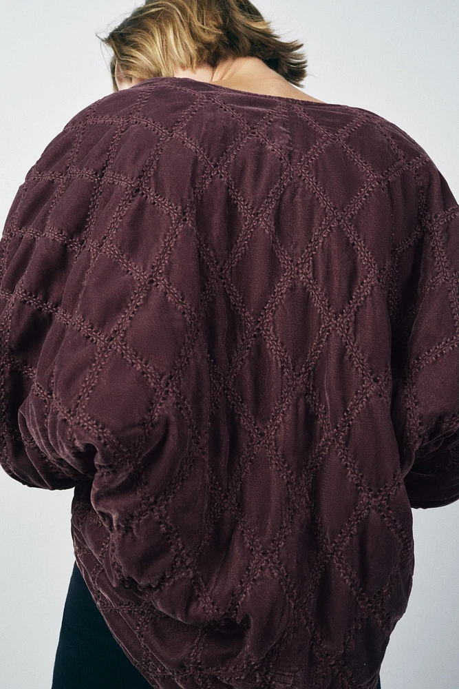 KIMONO EN VELOURS MATELASSÉ SURPIQUÉ