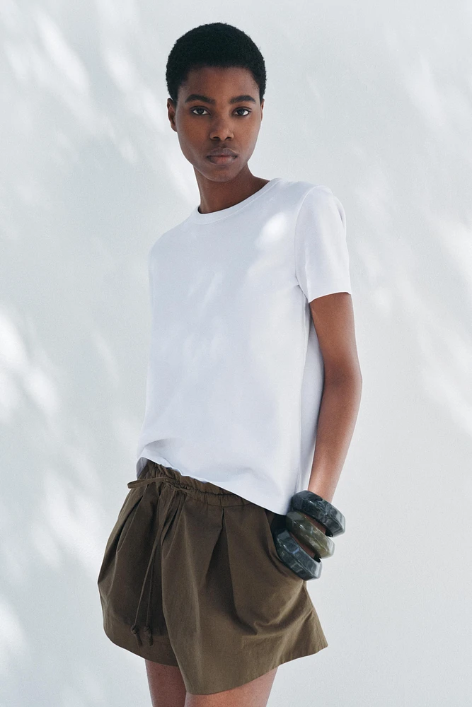 T-SHIRT EN MAILLE SURJET À MANCHES COURTES
