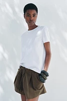 T-SHIRT EN MAILLE SURJET À MANCHES COURTES