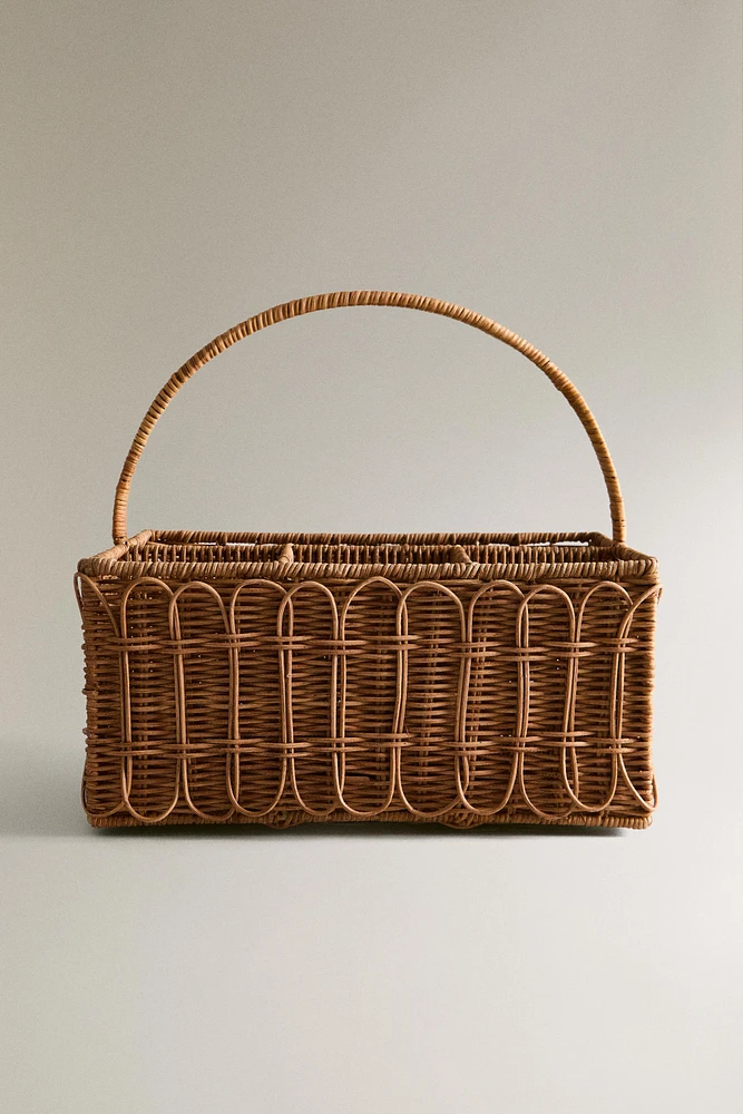 PICNIC HAMPER WITH A RATTAN HANDLE