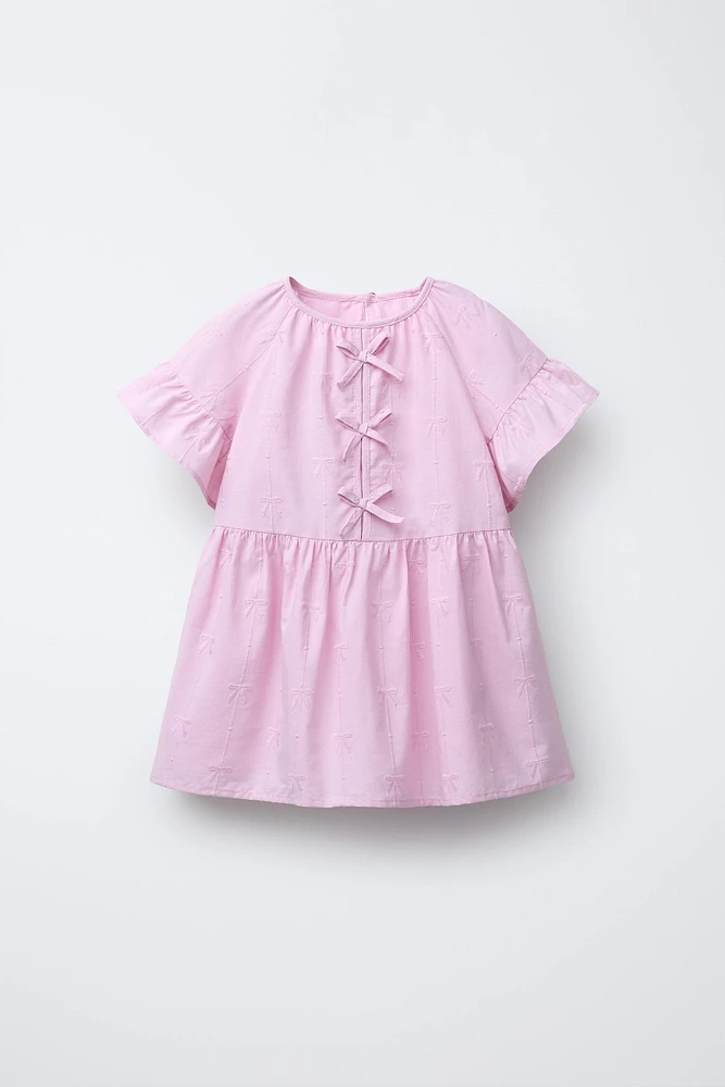ROBE EN POPELINE AVEC LACETS ET BRODERIES
